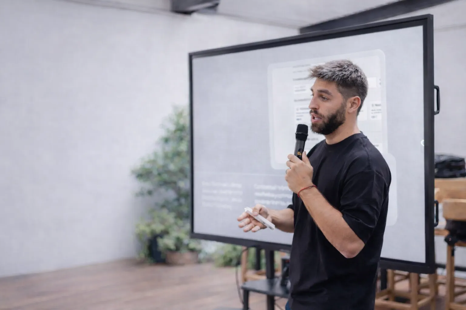 Consultor de ecommerce liderando una reunión estratégica